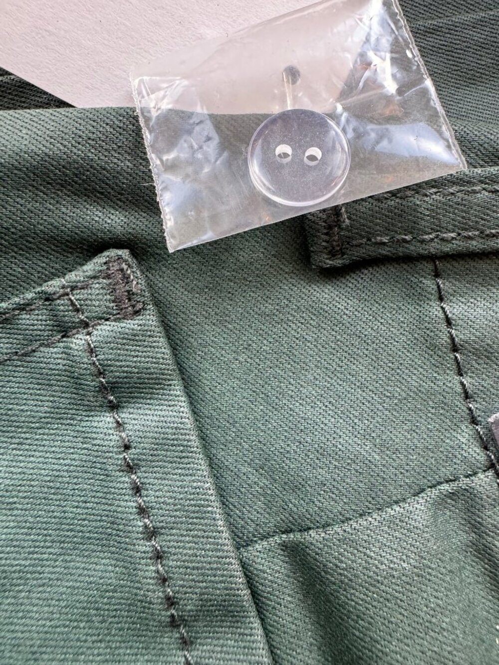 KUT from the Kloth Reese Coated Ankle Straight Pants Forest Green 4 NWT - Picture 13 of 16